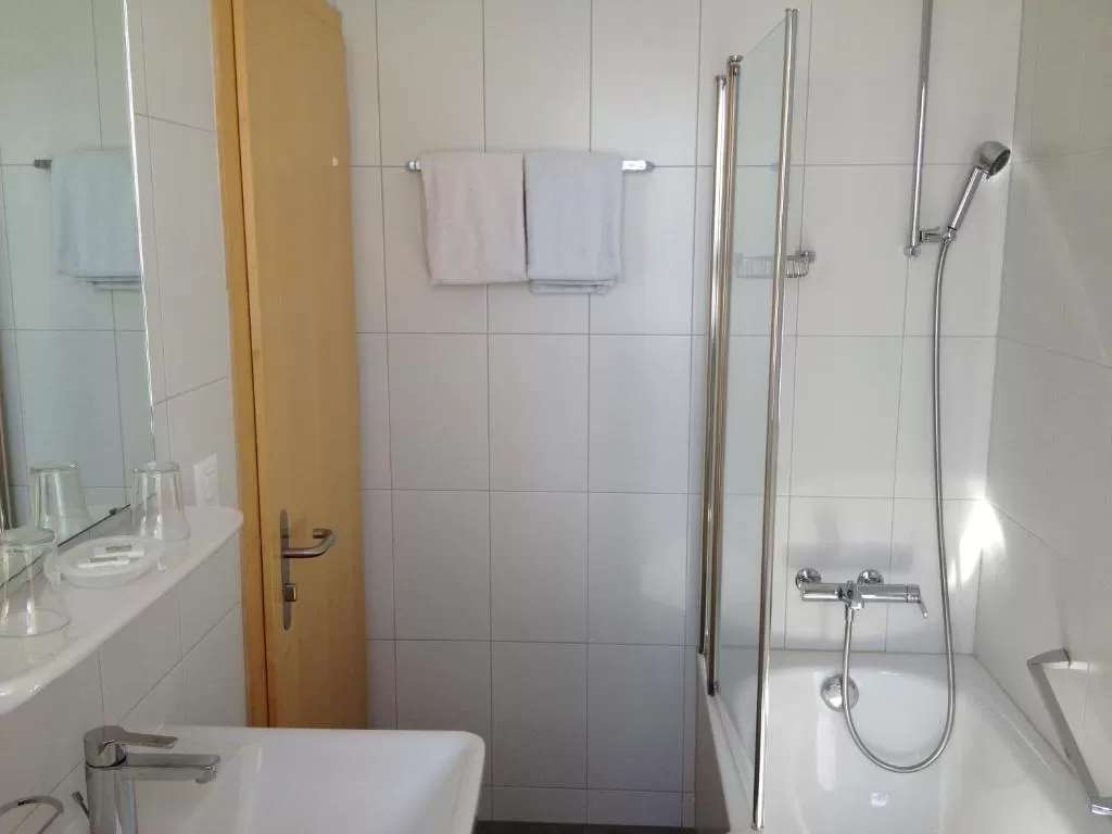 Hotel Schwarzsee - Shared Bathroom - The Matterhorn